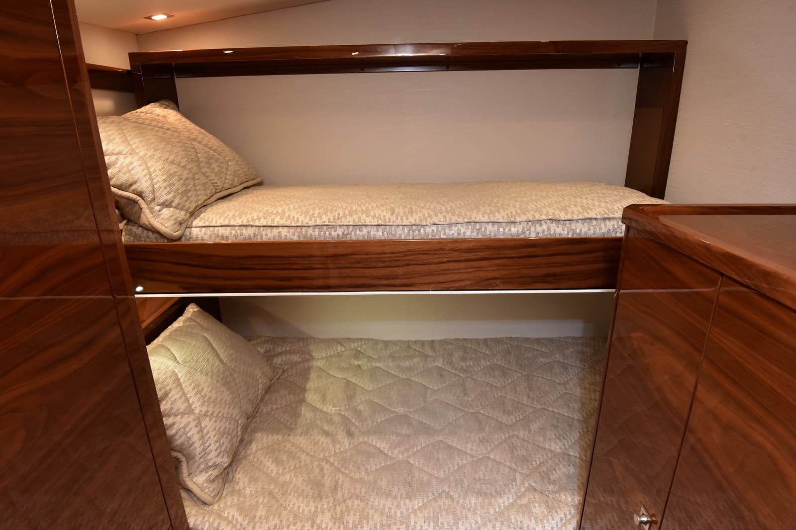 2024 Viking 90 Skybridge - Photo 19