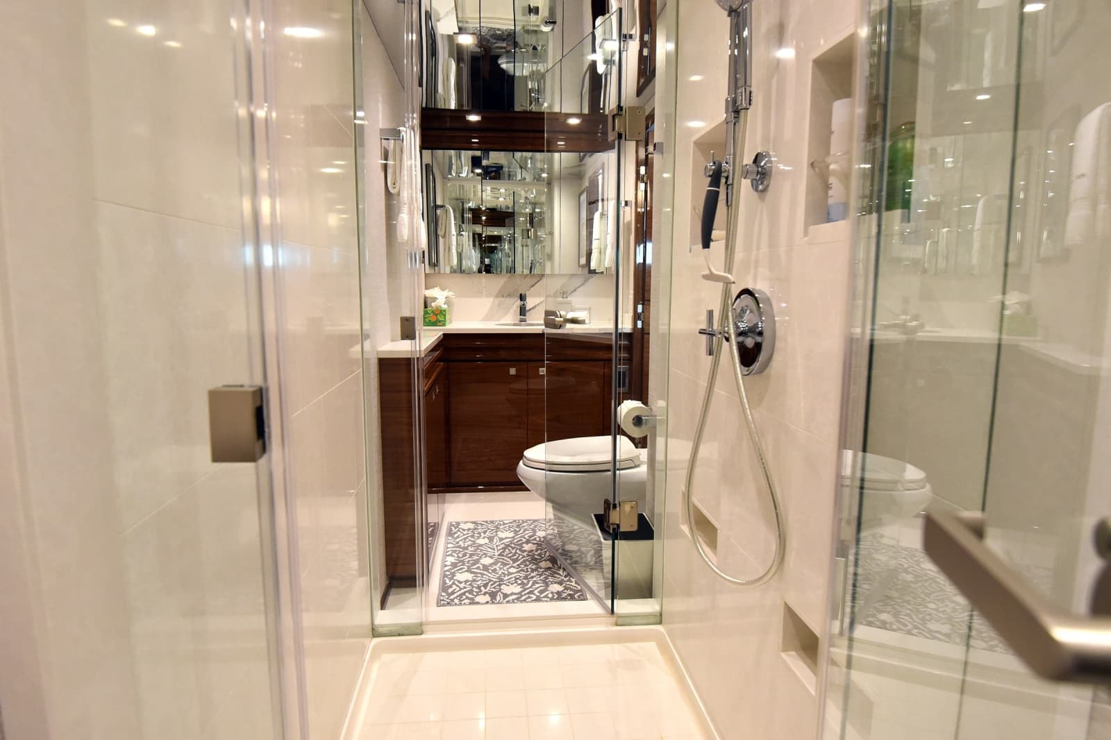 2024 Viking 90 Skybridge - Photo 15