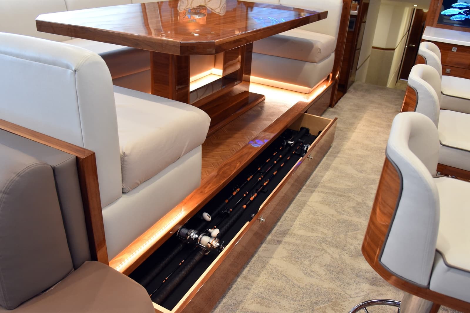 2024 Viking 90 Skybridge - Photo 10