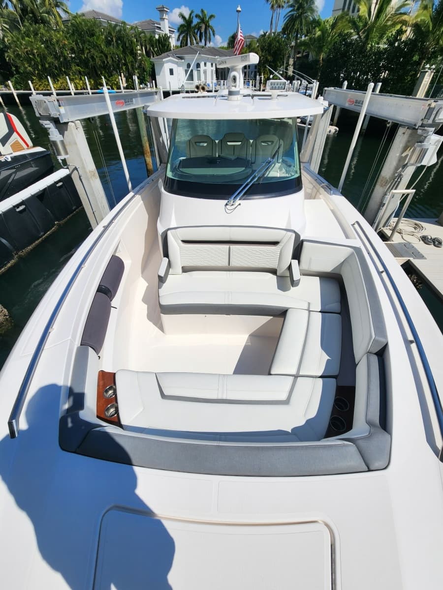 2019 Tiara Yachts 38 LS - Photo 7