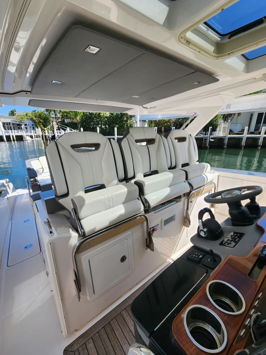 2019 Tiara Yachts 38 LS - Photo 9