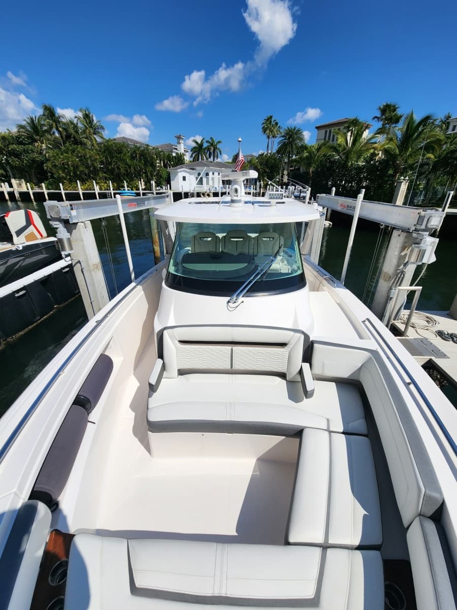 2019 Tiara Yachts 38 LS - Photo 8