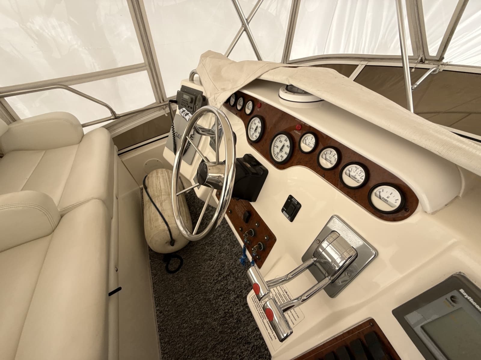 1999 Silverton 422 - Photo 33