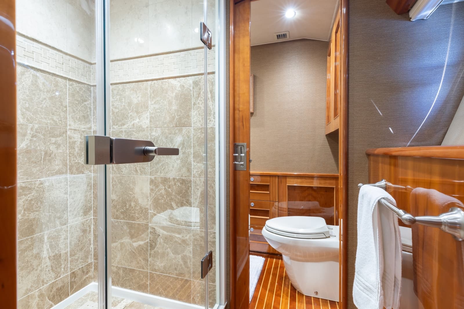 2016 Viking Skybridge - Photo 22