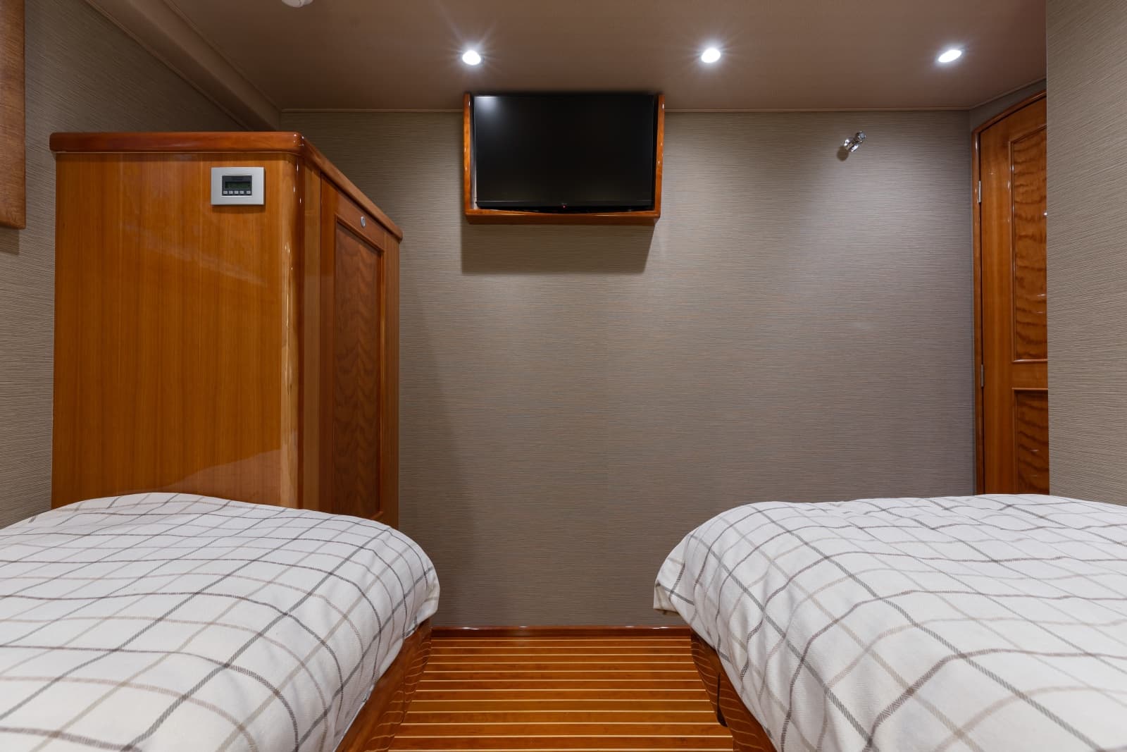 2016 Viking Skybridge - Photo 9