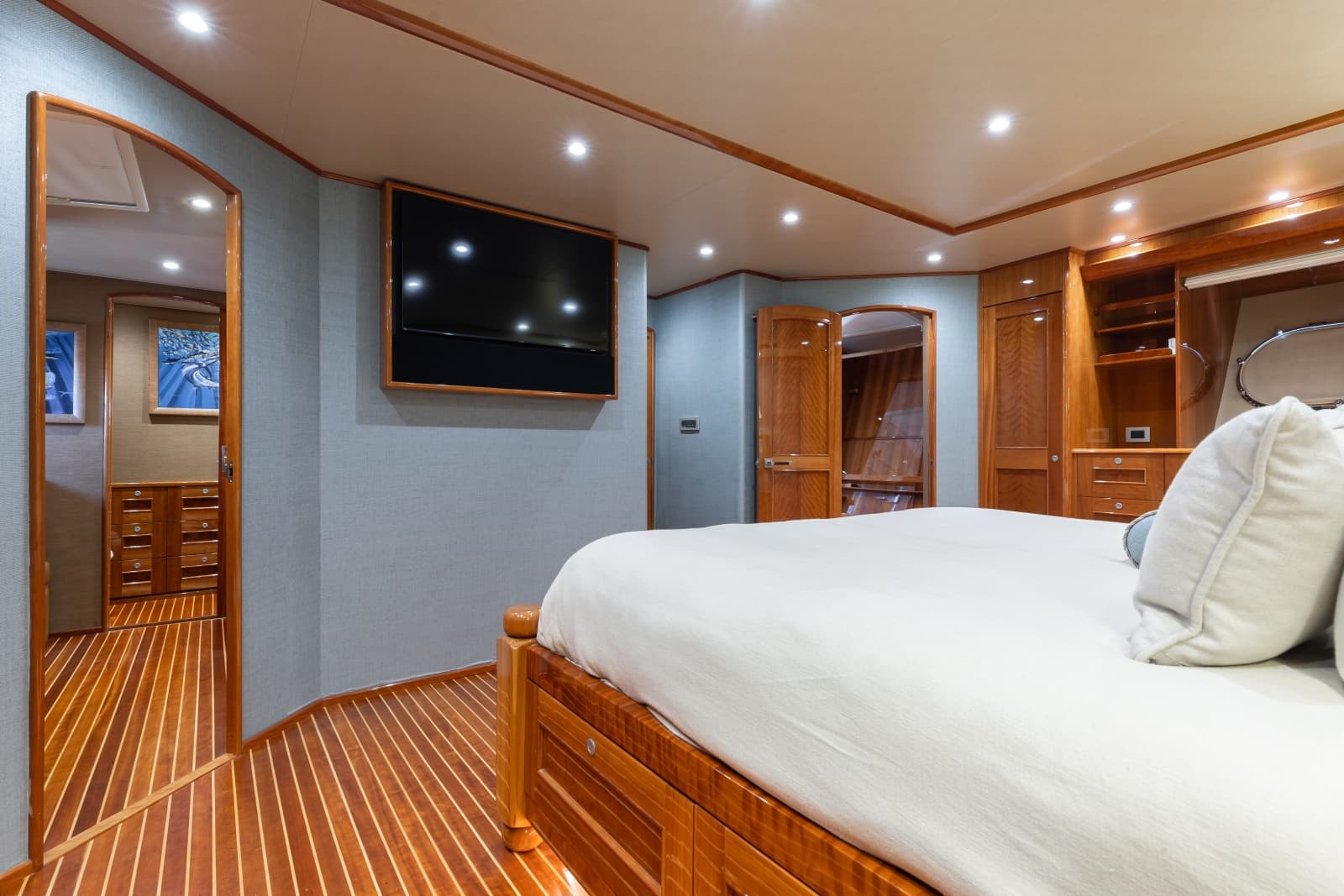 2016 Viking Skybridge - Photo 15