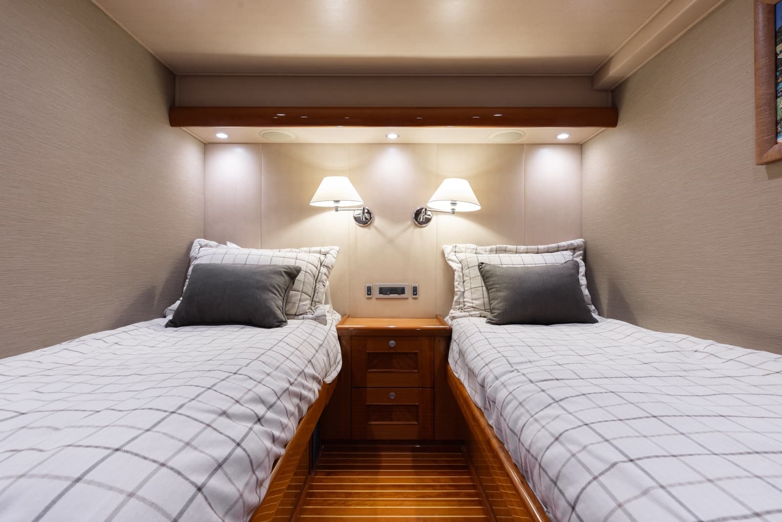 2016 Viking Skybridge - Photo 8