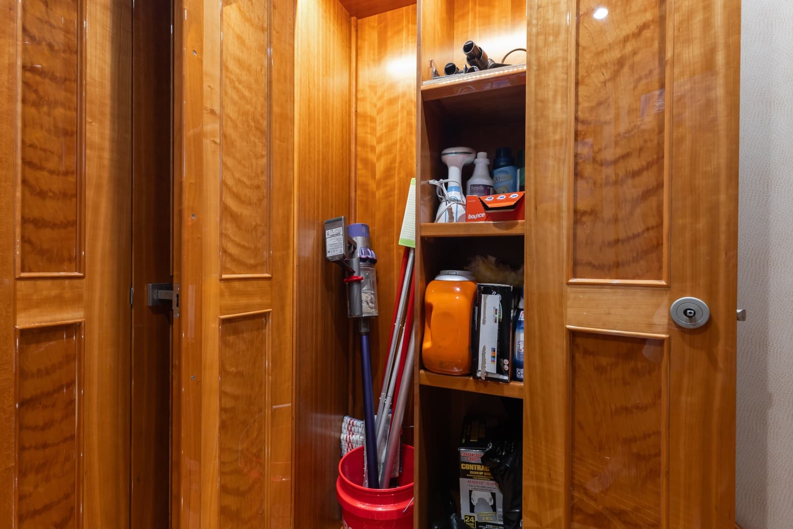 2016 Viking Skybridge - Photo 27