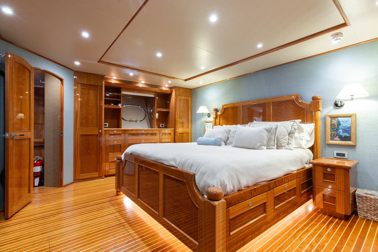 2016 Viking Skybridge - Photo 16