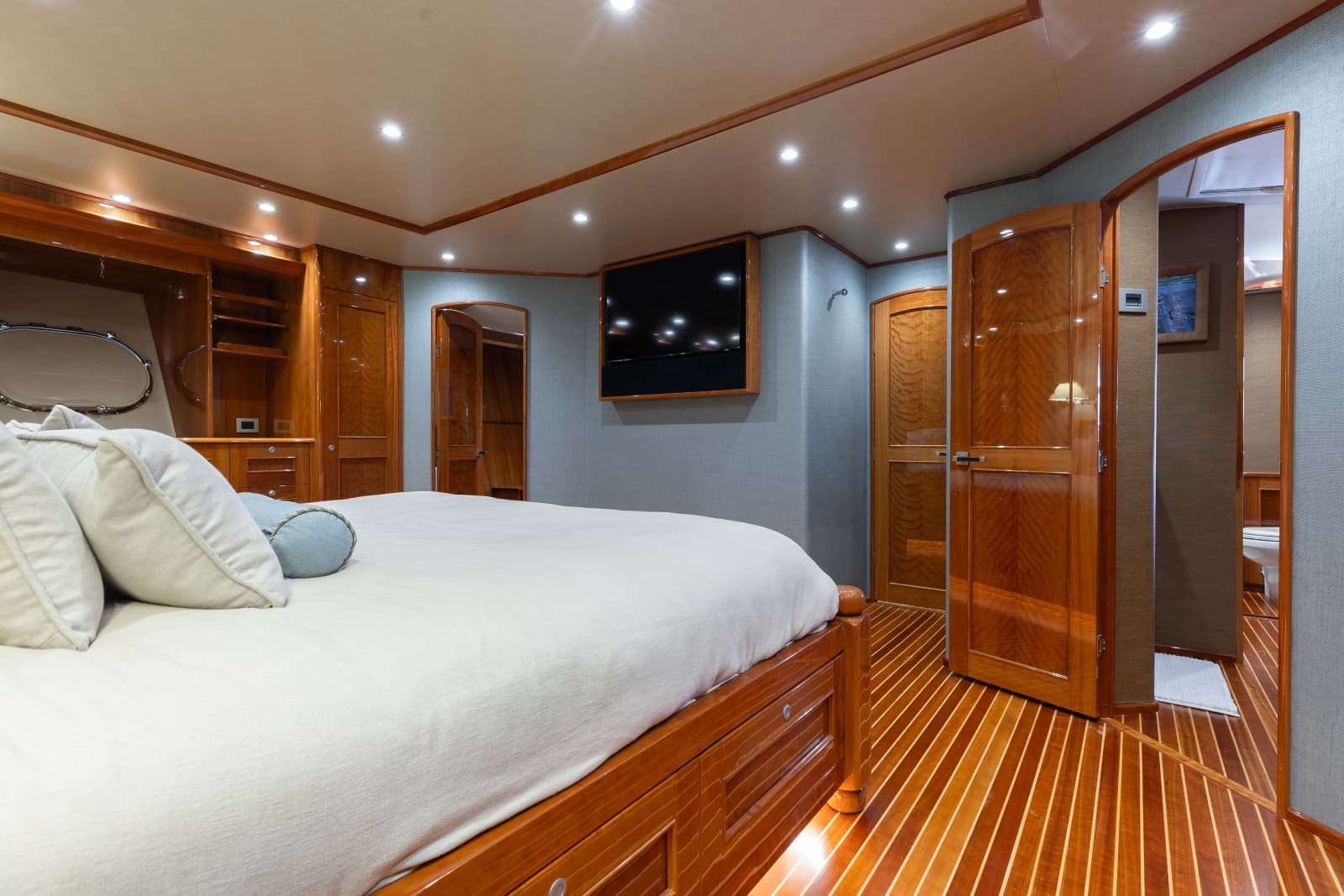 2016 Viking Skybridge - Photo 14