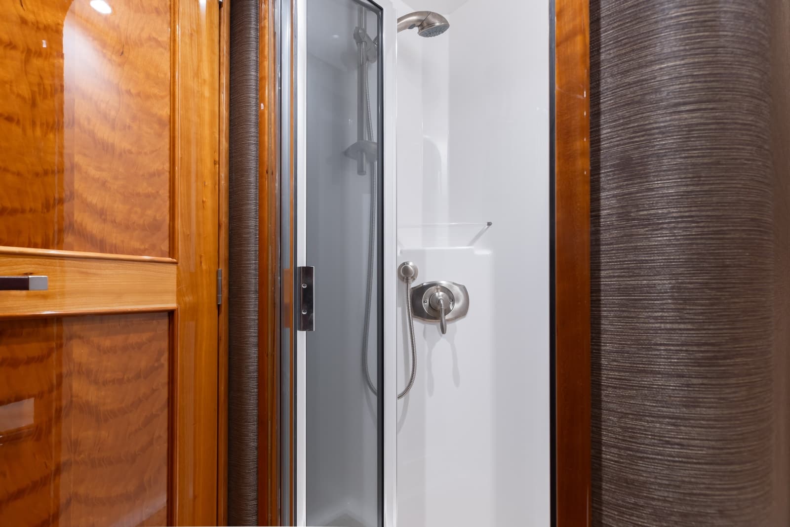 2016 Viking Skybridge - Photo 11