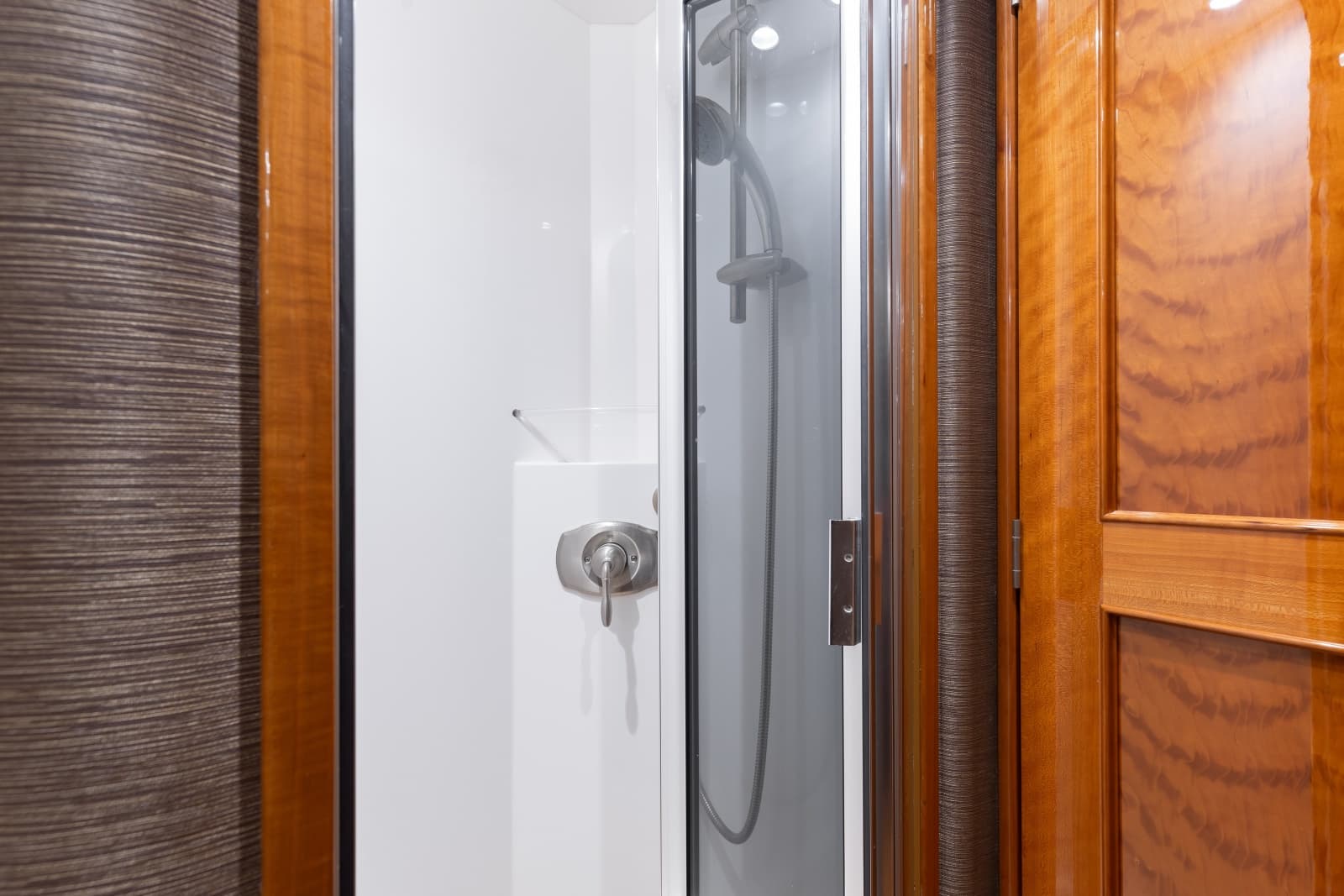 2016 Viking Skybridge - Photo 6