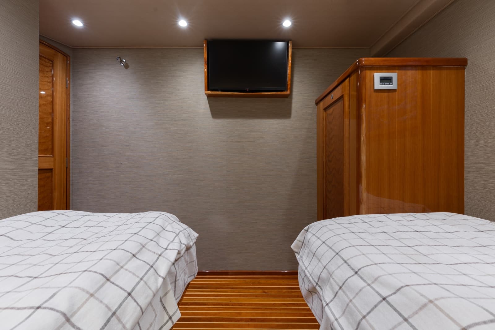 2016 Viking Skybridge - Photo 4