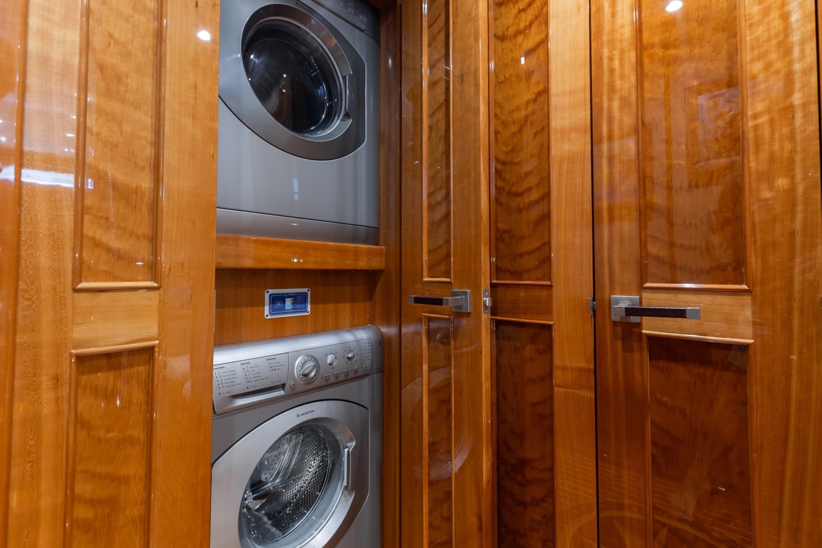 2016 Viking Skybridge - Photo 26