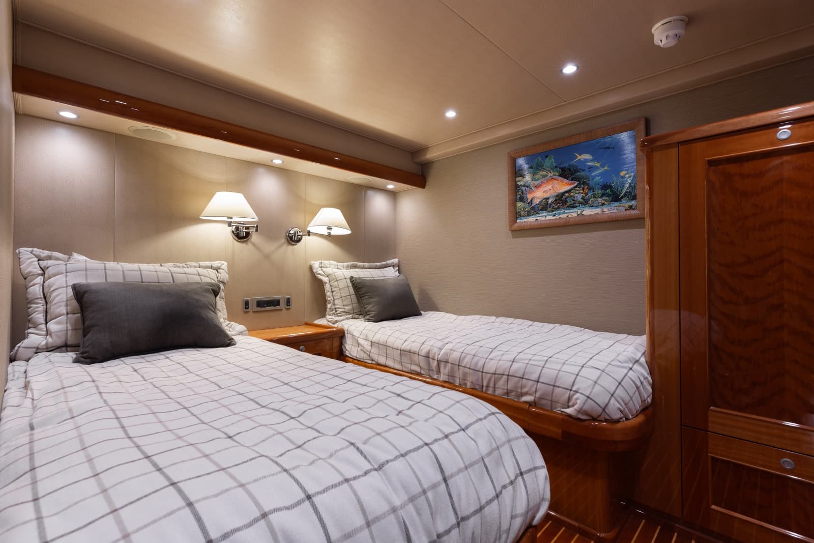 2016 Viking Skybridge - Photo 7