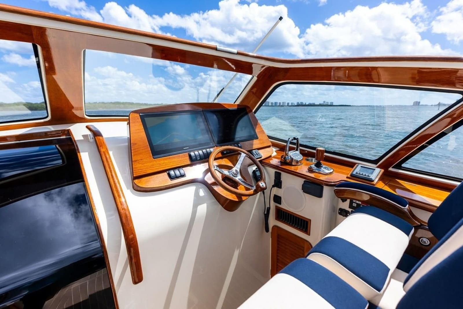 2008 Hinckley Talaria 38R - Photo 17