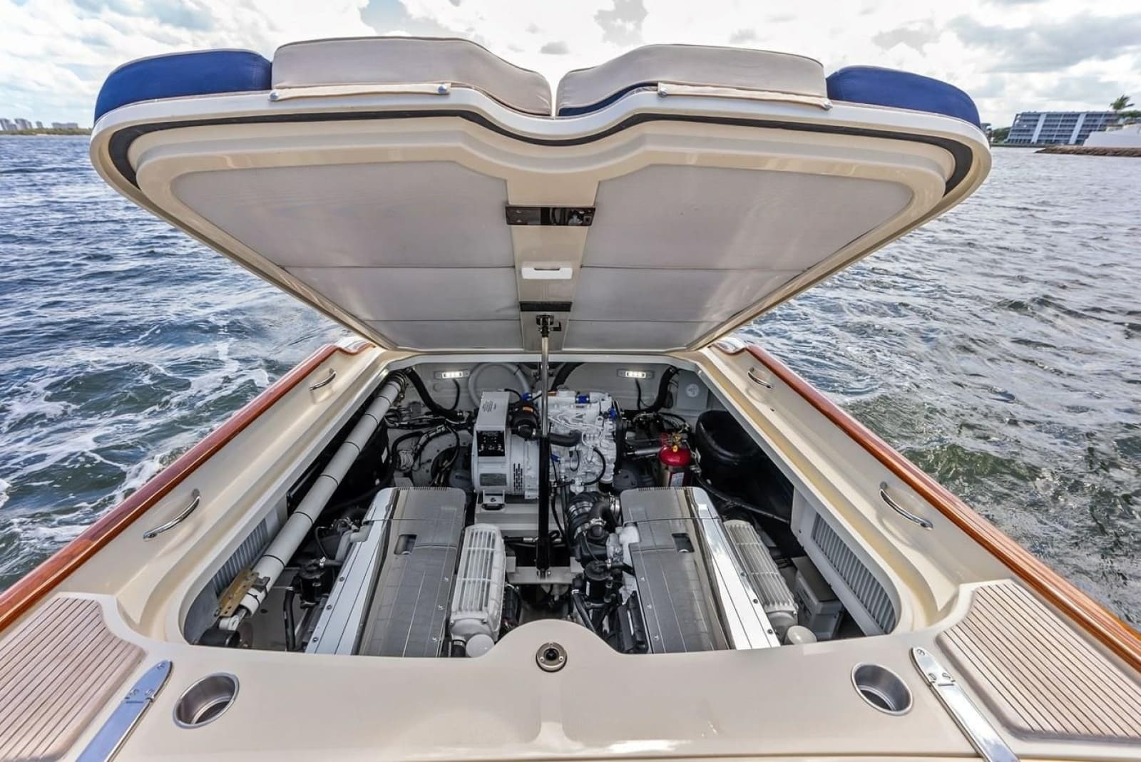 2008 Hinckley Talaria 38R - Photo 20