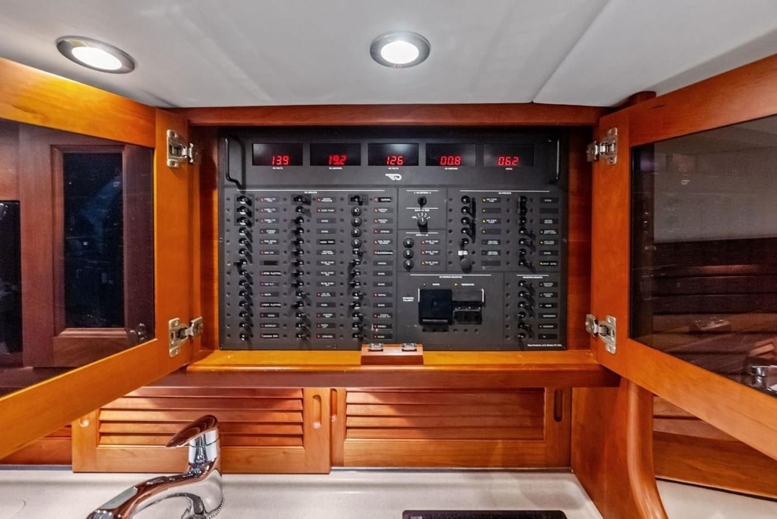 2008 Hinckley Talaria 38R - Photo 25