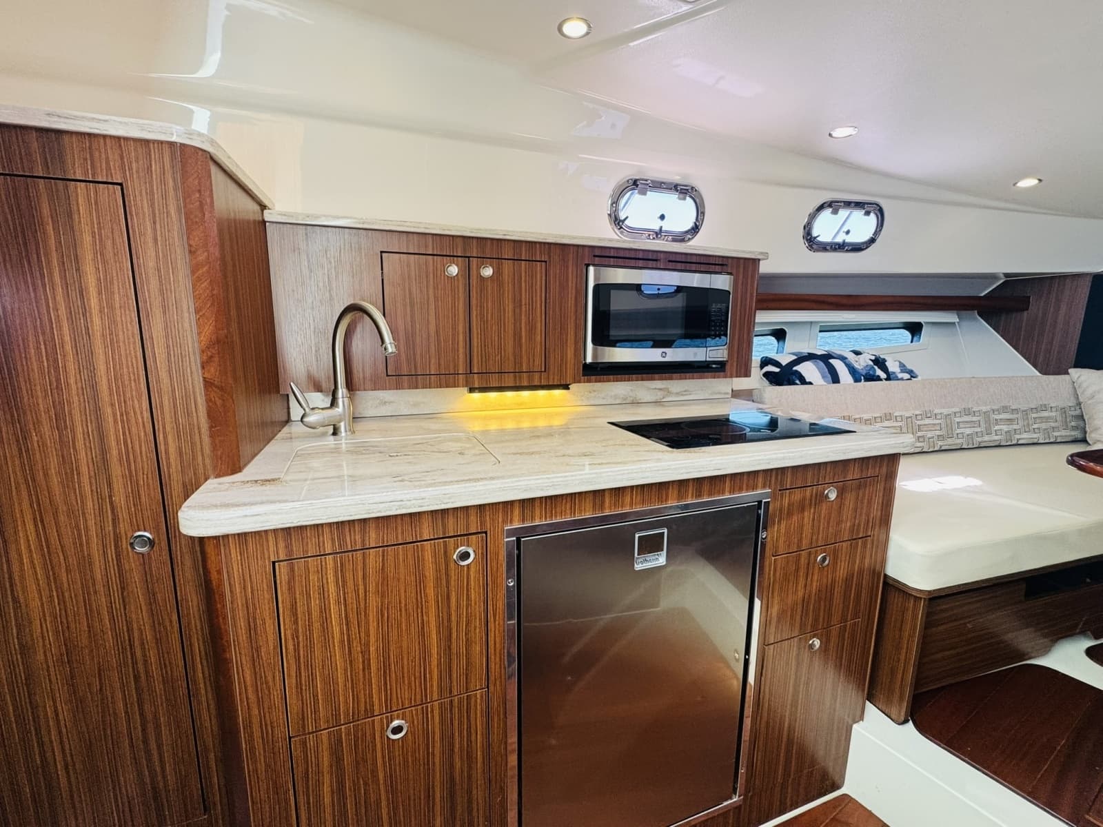 2021 Pursuit OS 355 - Photo 37