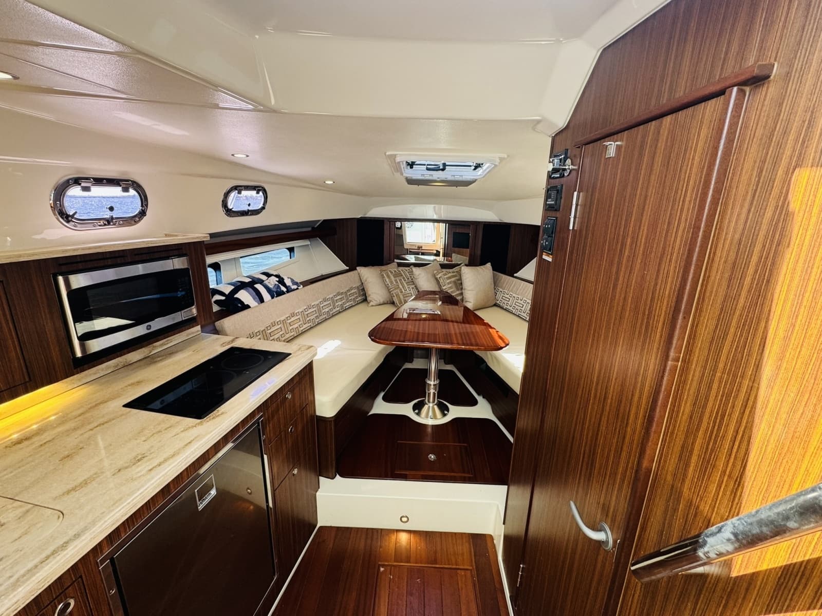 2021 Pursuit OS 355 - Photo 34