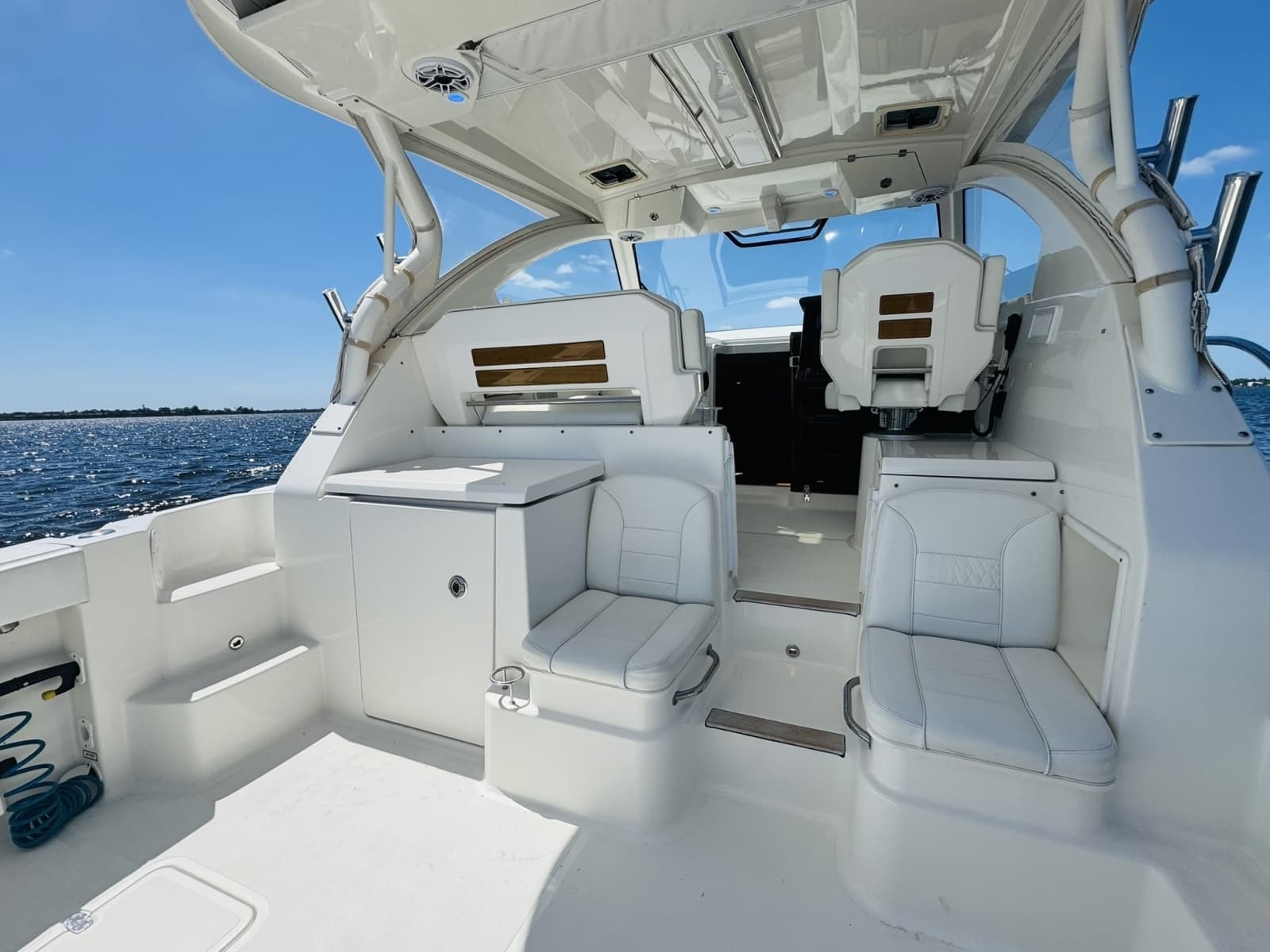 2021 Pursuit OS 355 - Photo 23