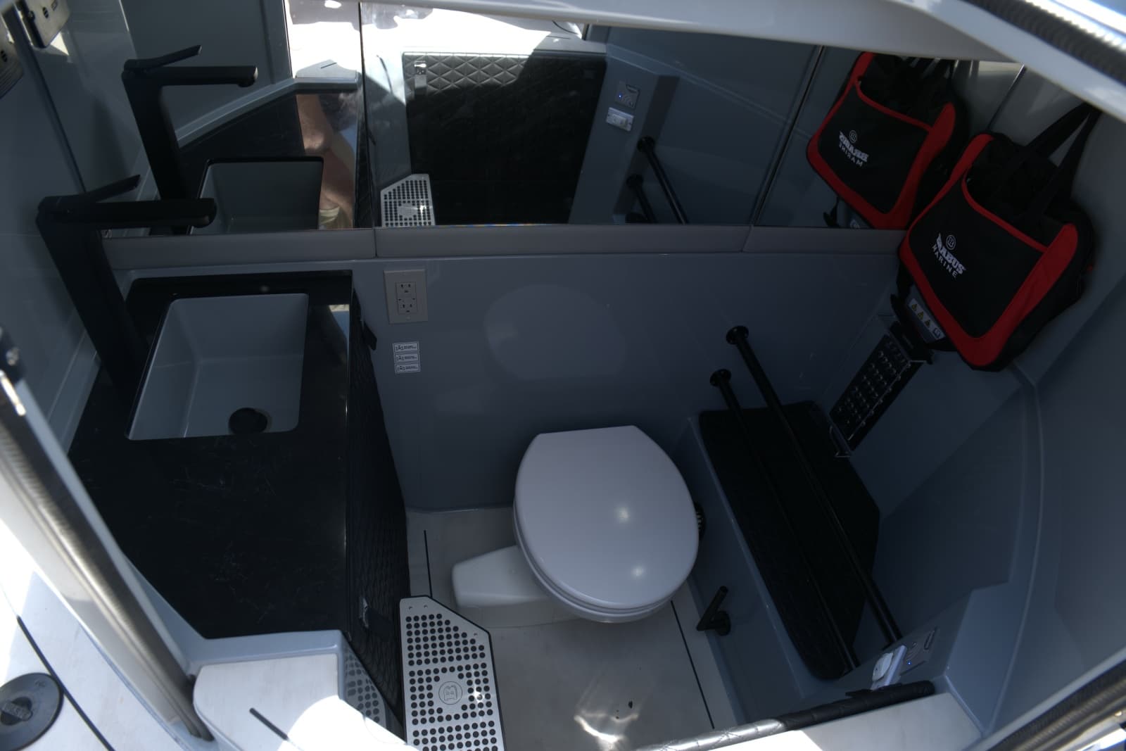 2023 Axopar 28 Brabus Shadow 500 - Photo 14