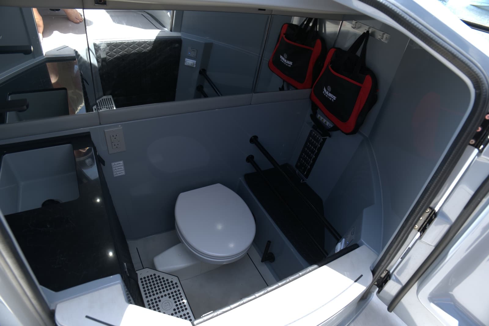 2023 Axopar 28 Brabus Shadow 500 - Photo 5