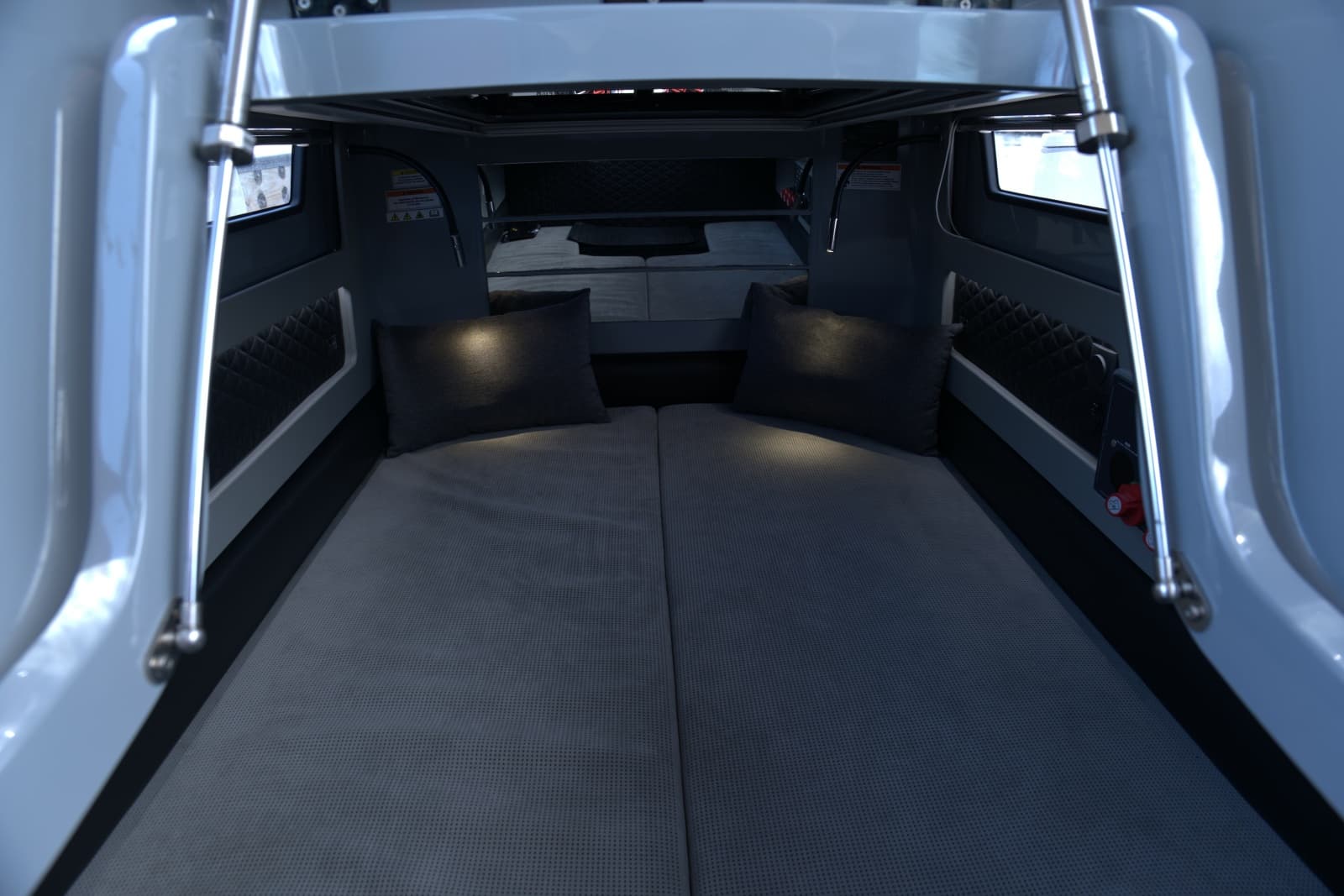 2023 Axopar 28 Brabus Shadow 500 - Photo 4