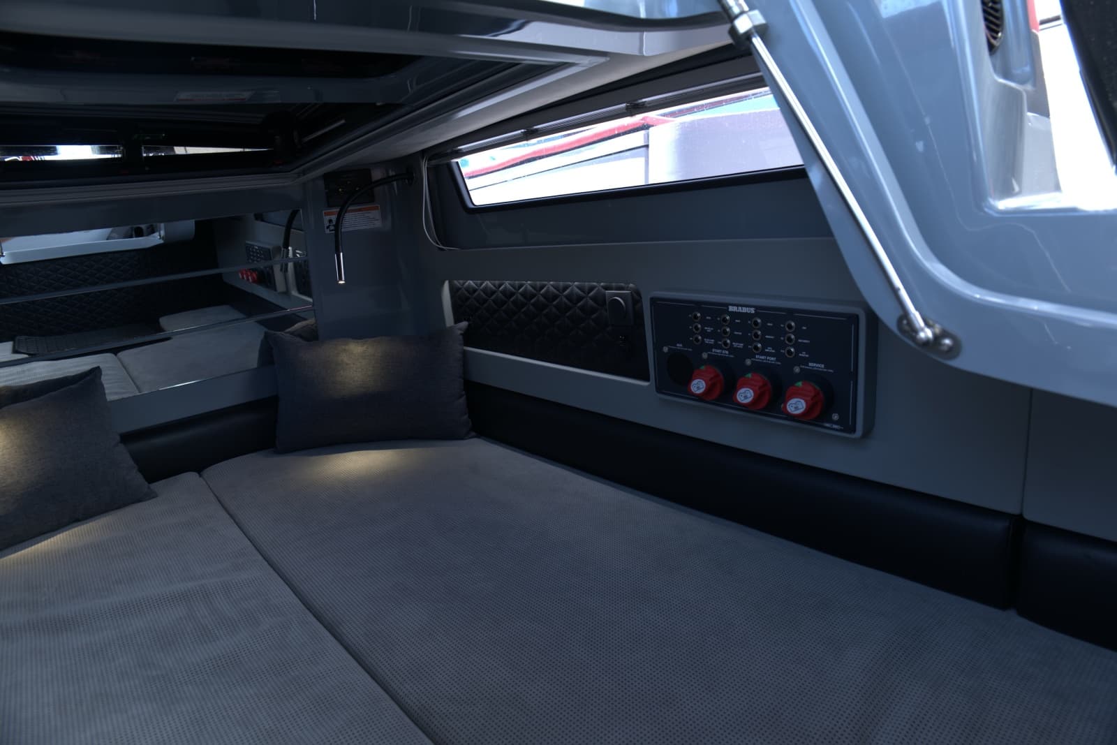 2023 Axopar 28 Brabus Shadow 500 - Photo 13