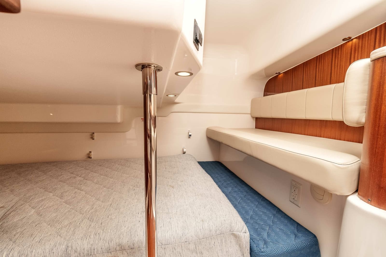 2018 Pursuit 385 Offshore - Photo 10