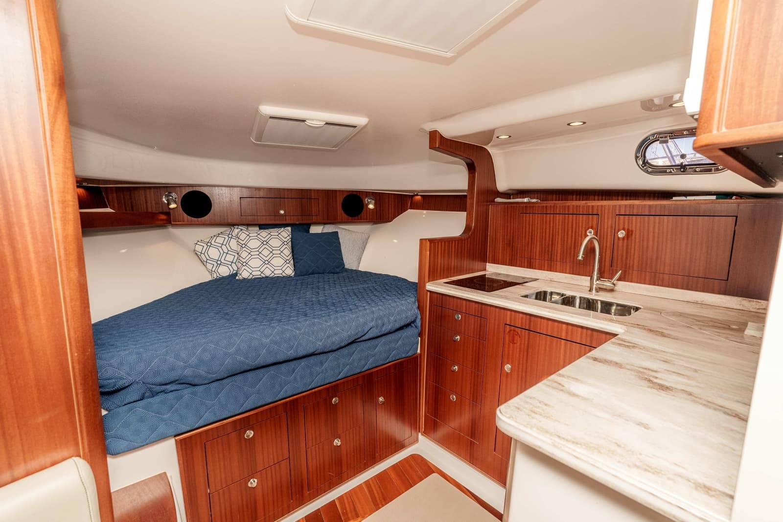 2018 Pursuit 385 Offshore - Photo 6