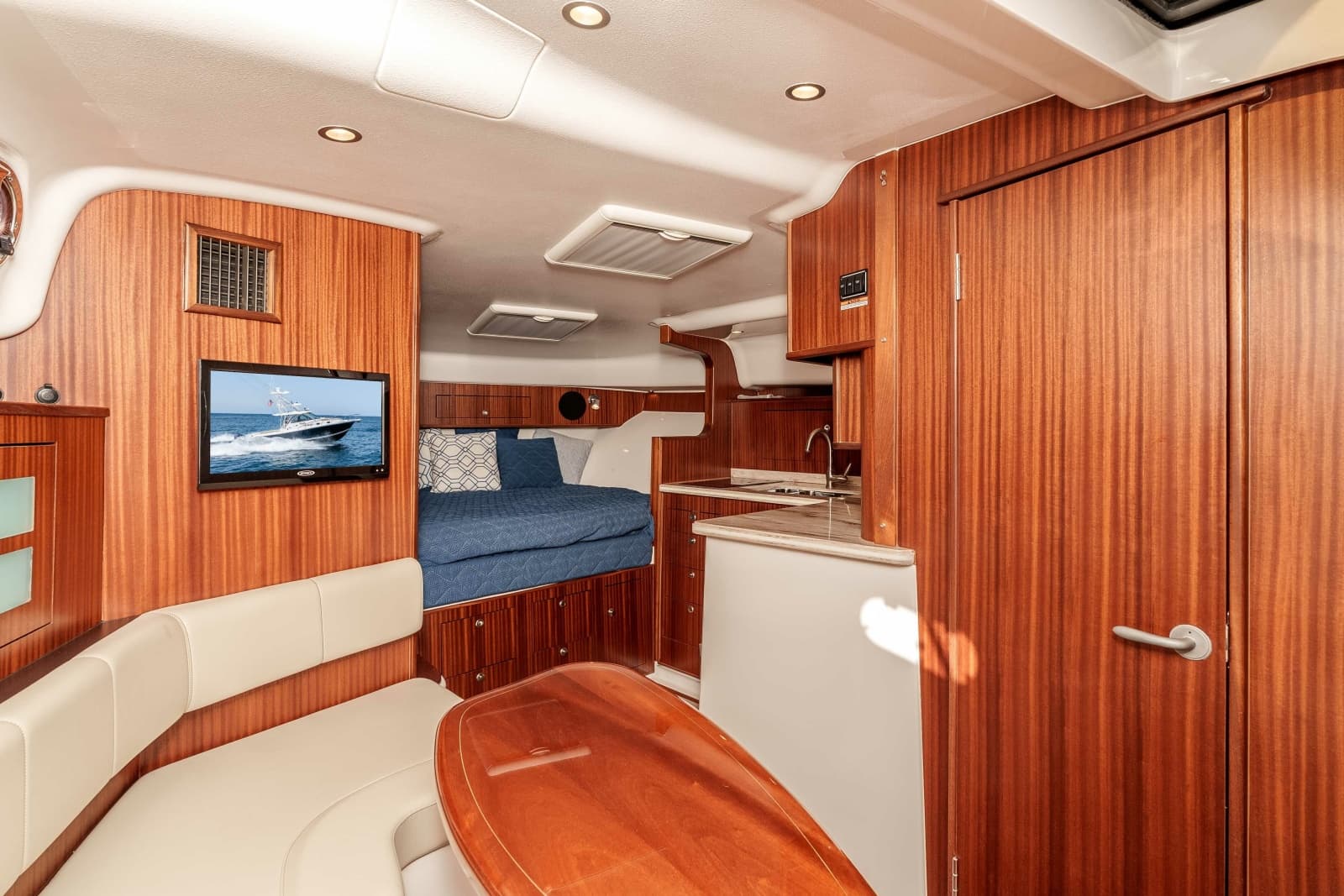 2018 Pursuit 385 Offshore - Photo 3