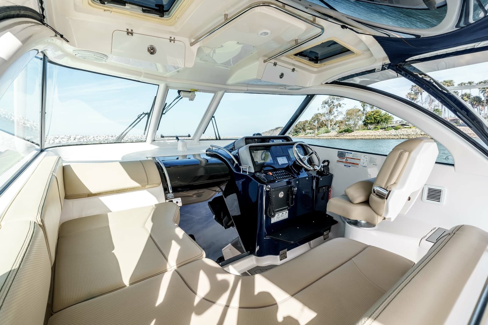 2018 Pursuit 385 Offshore - Photo 23