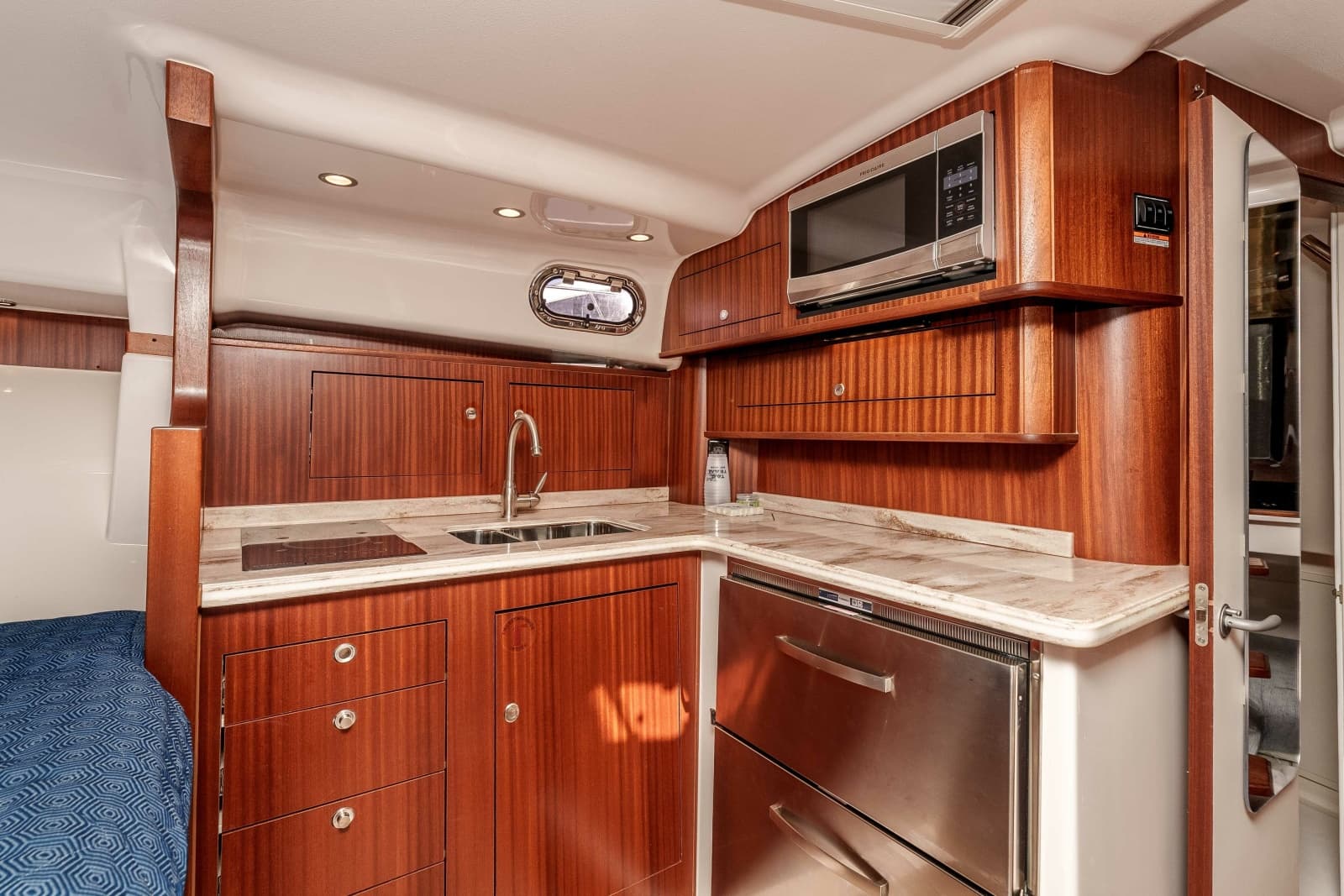 2018 Pursuit 385 Offshore - Photo 9