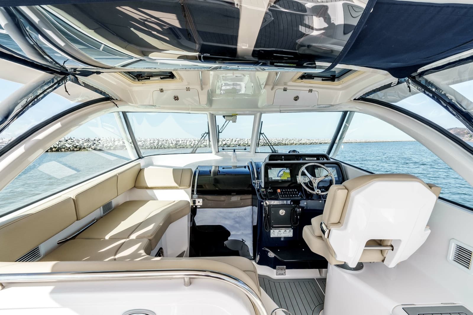 2018 Pursuit 385 Offshore - Photo 22