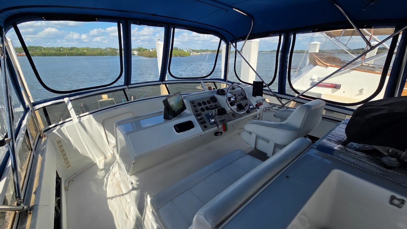 1998 Carver 405 Aft Cabin Motor Yacht - Photo 14