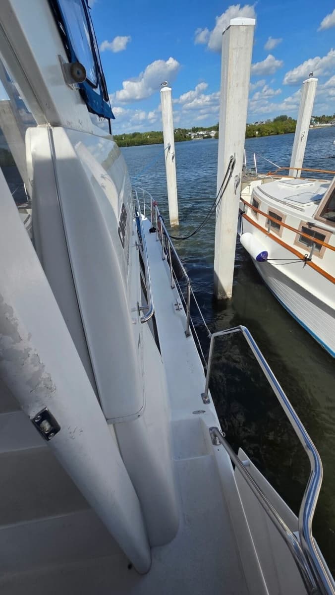 1998 Carver 405 Aft Cabin Motor Yacht - Photo 11