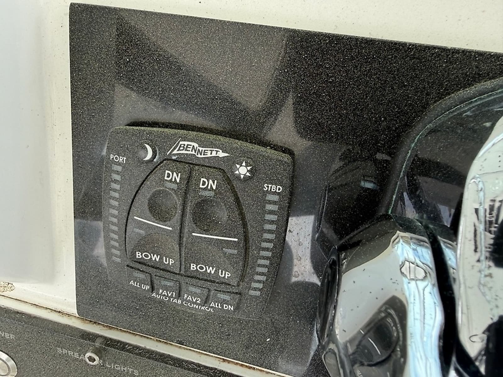 2005 Luhrs 32 Express - Photo 8