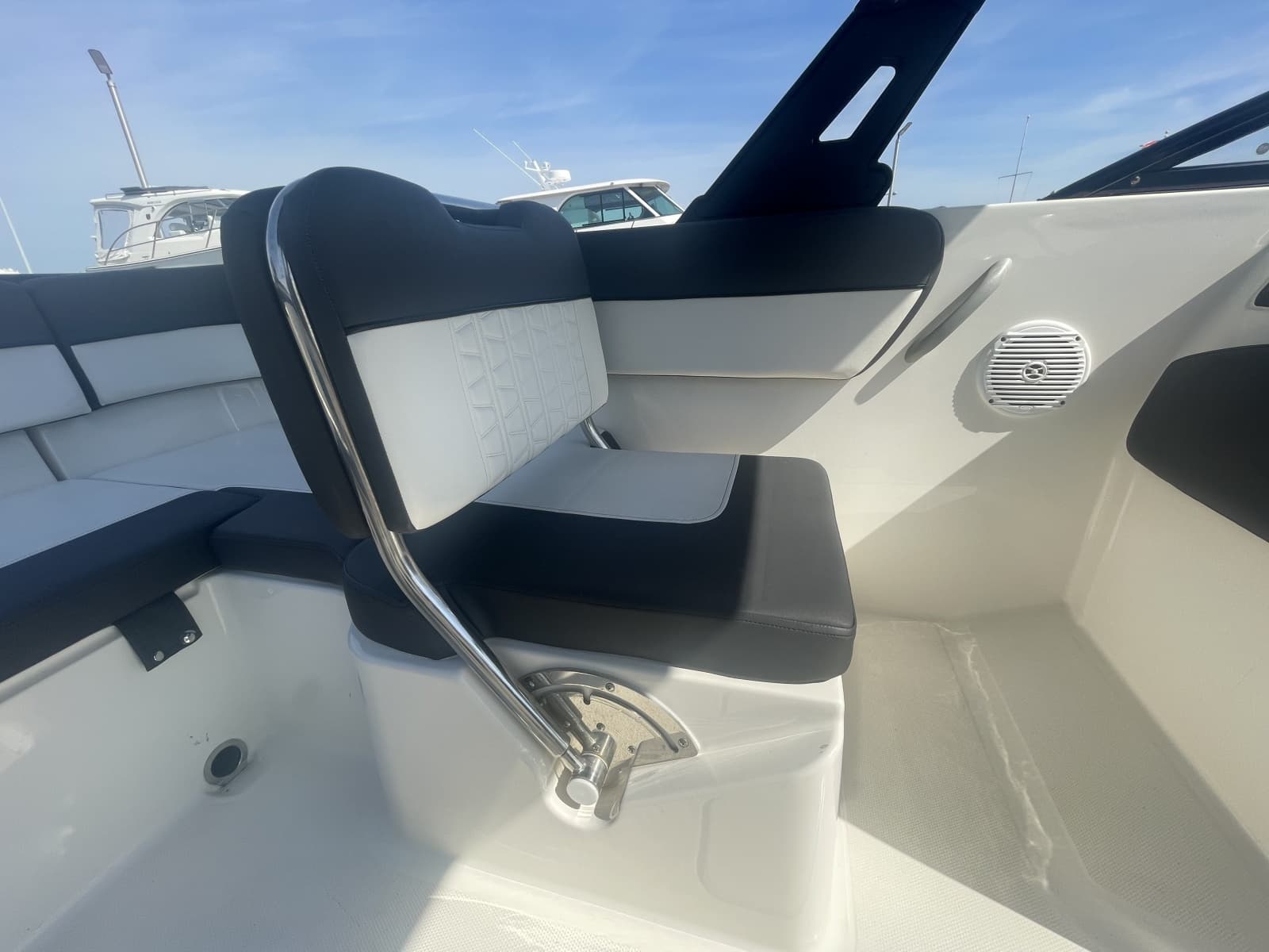 2019 Bayliner VR6 Bowrider I/O - Photo 13