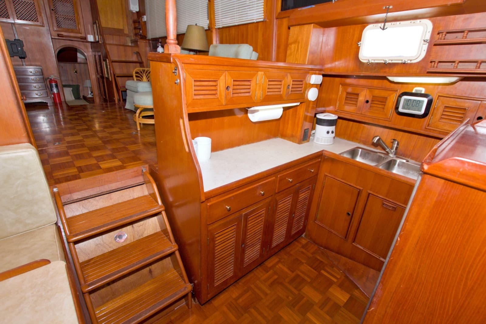 1984 Present Yachts 42 Sundeck - Photo 37