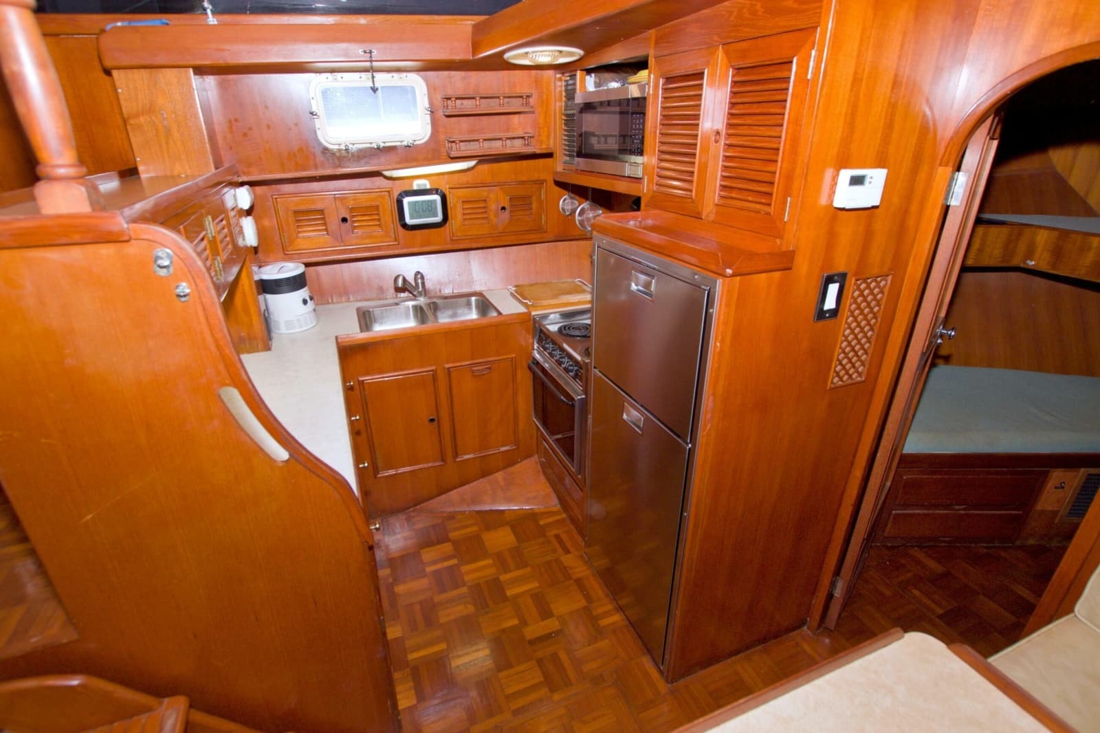 1984 Present Yachts 42 Sundeck - Photo 38