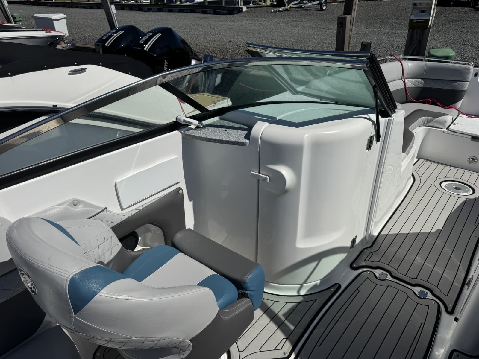 2019 Hurricane SunDeck 2486 OB - Photo 9