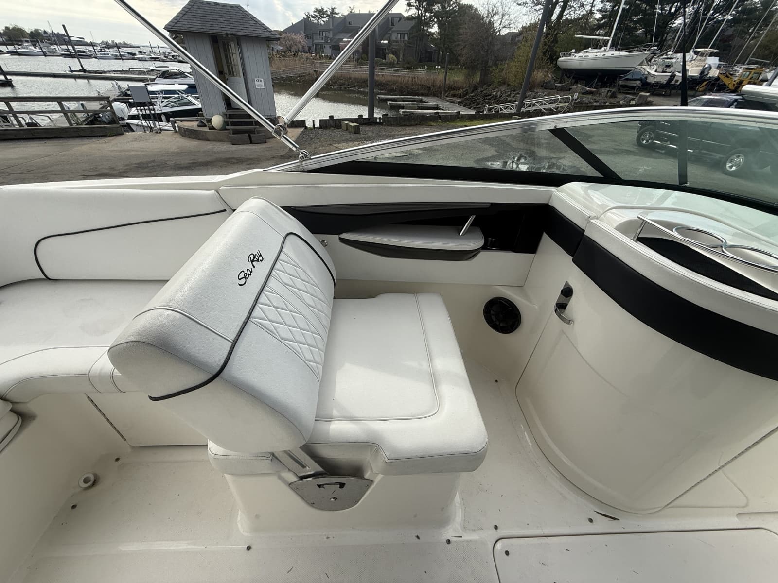 2015 Sea Ray 240 Sundeck - Photo 11