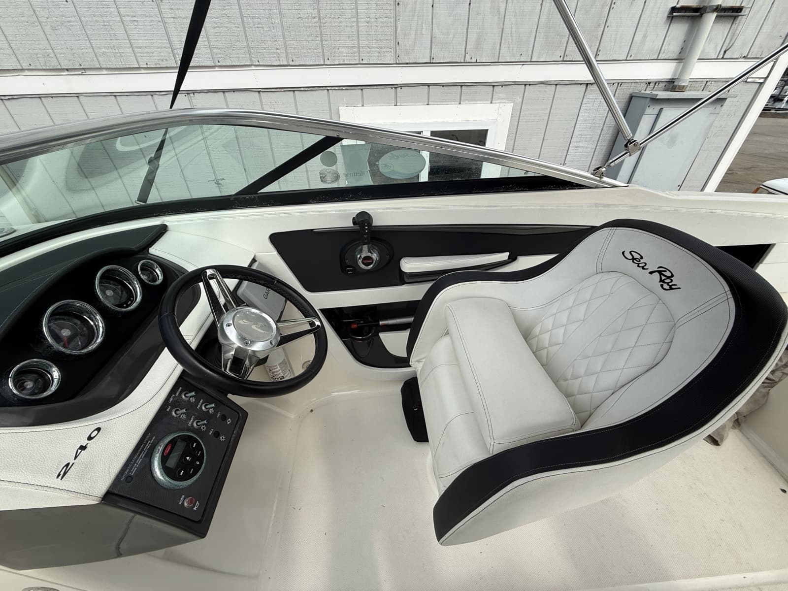 2015 Sea Ray 240 Sundeck - Photo 6
