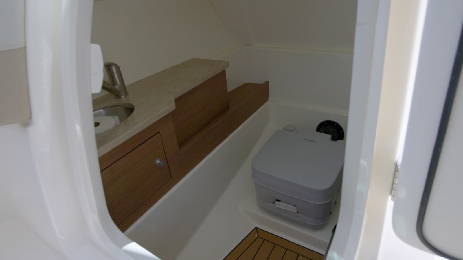 2024 Boston Whaler Vantage - Photo 9
