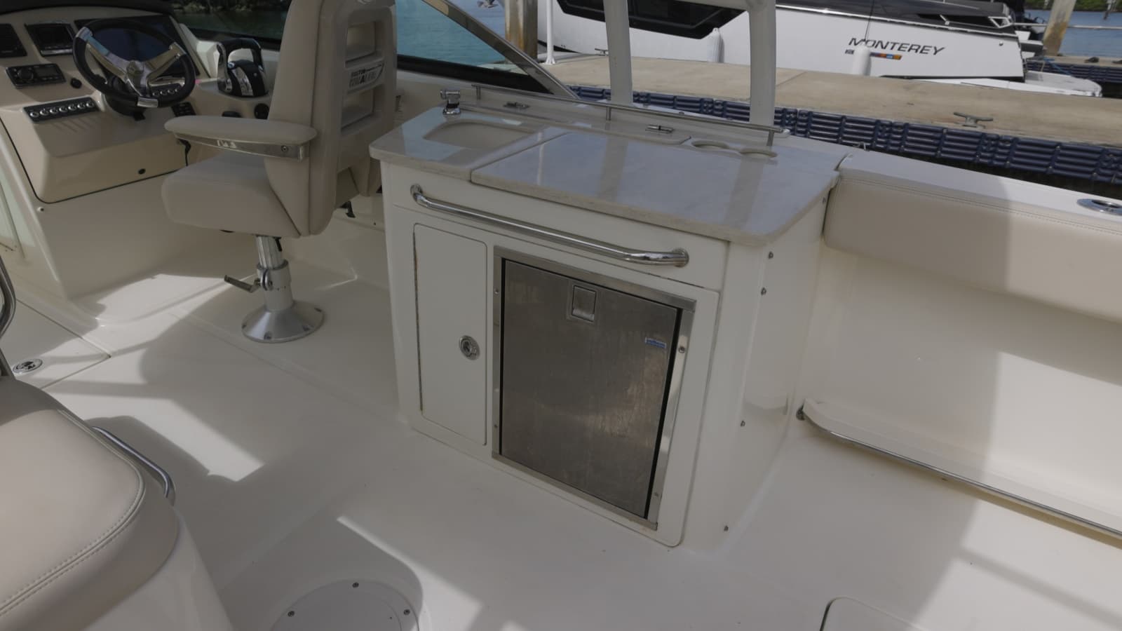 2014 Boston Whaler Vantage - Photo 9