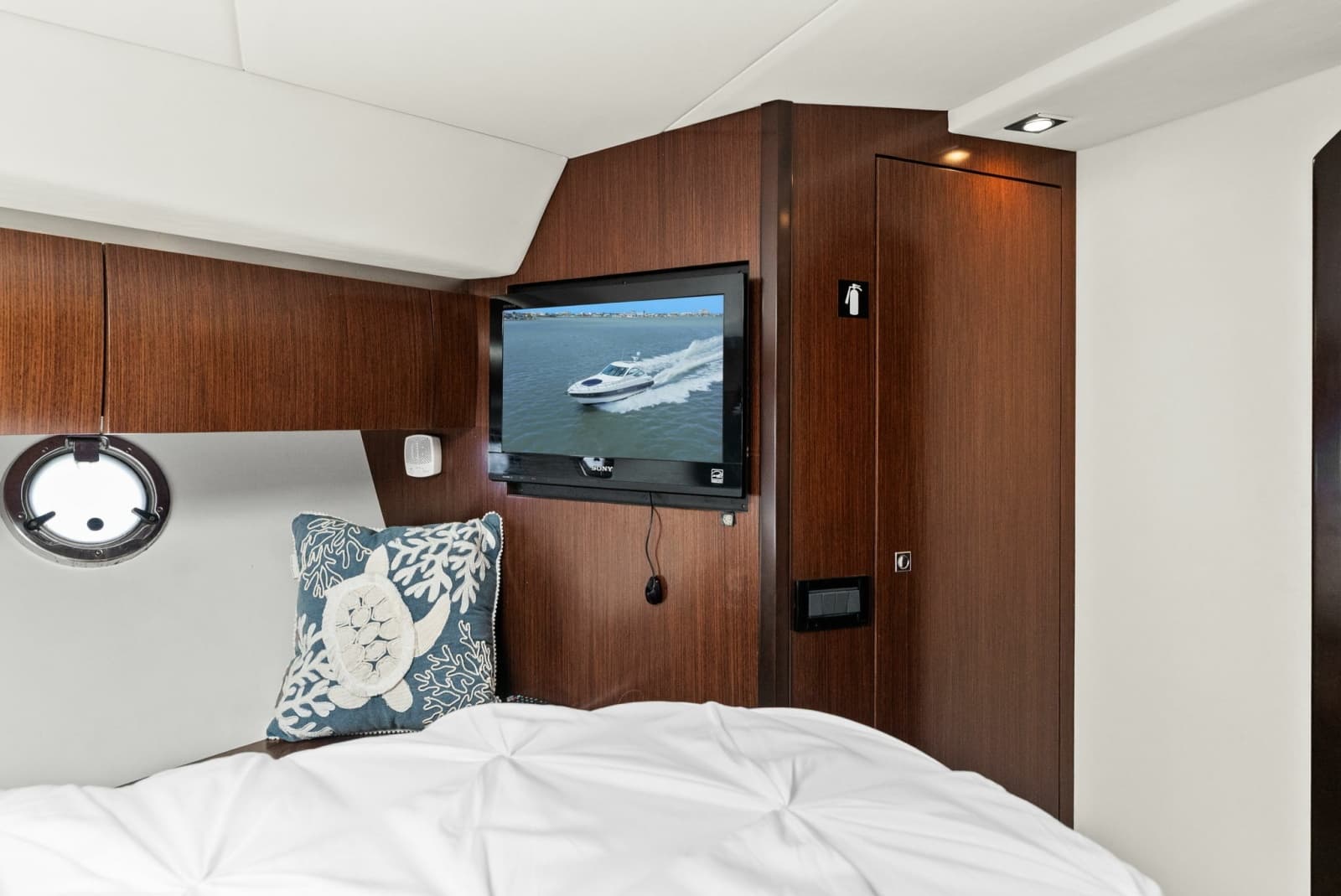 2012 Cruisers Yachts 540 Coupe - Photo 22