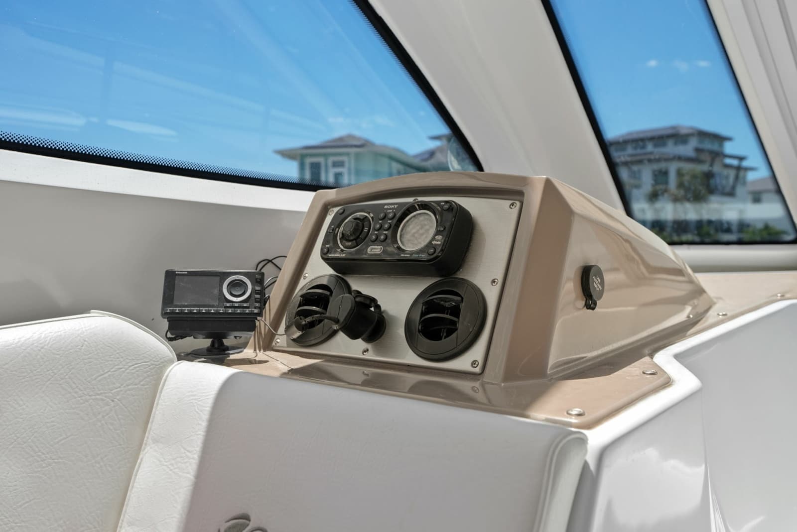 2012 Cruisers Yachts 540 Coupe - Photo 14