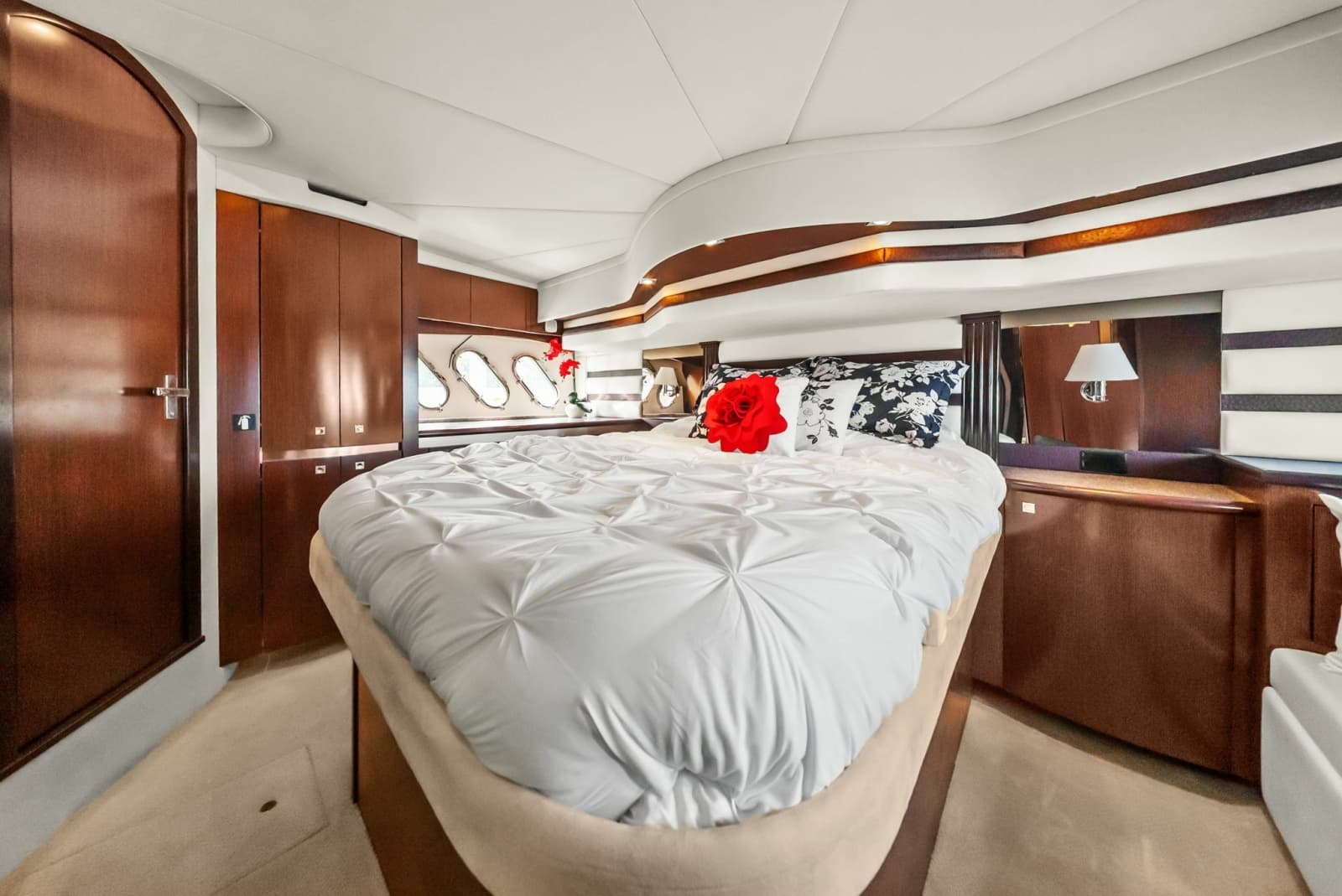 2012 Cruisers Yachts 540 Coupe - Photo 19