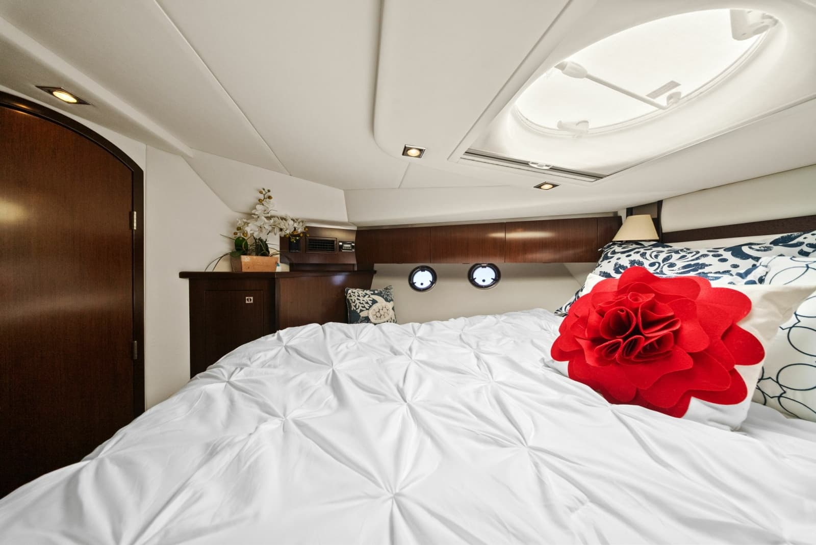 2012 Cruisers Yachts 540 Coupe - Photo 20